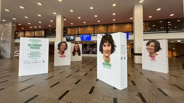 Innenansicht Eingangsbereich Kulturpalast mit Ausstellungstafeln und Porträts zur Initiative Rethinking Physics.